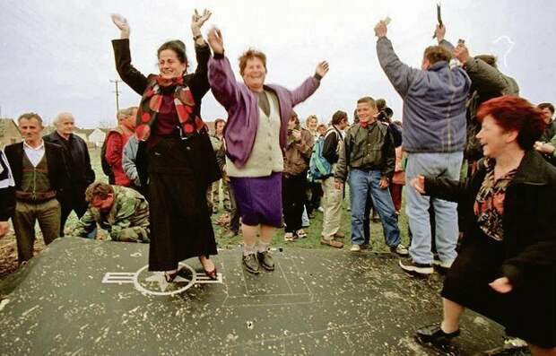 6. Жители Сербии танцуют на крыле F-117 "Найтхок", сбитого 27 марта 1999 года архив, исторические фото, фото, фото из прошлого