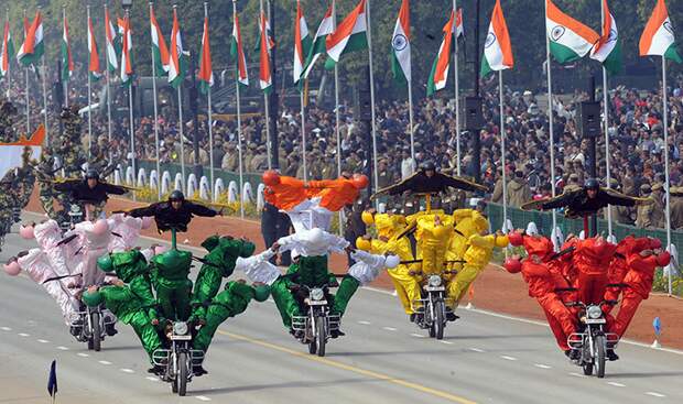 6. Как многие знают, индийцы любят шоу и спецэффекты, которыми каждый год и стараются удивить народ на парадах армия, военные Индии, индия, парад, фото