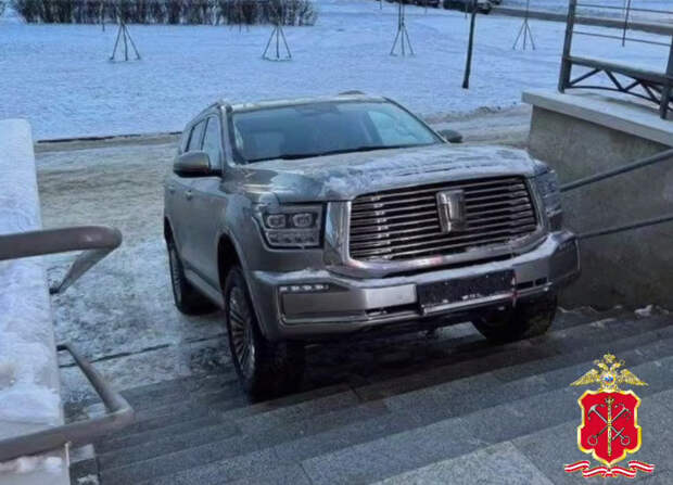 МВД: в Петербурге накажут водителя за парковку внедорожника на ступенях парадной