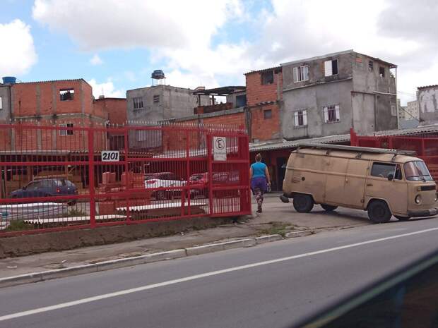 Бразильский самострой. Как выглядят дома, которые в Бразилии собирают из подручных материалов