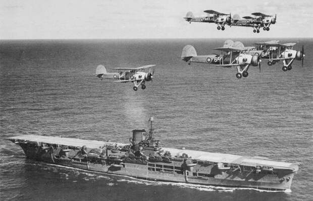 Авианосец HMS Ark Royal и звено Swordfish./фото: warhistoryonline.com