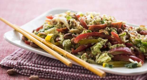 Невероятно вкусный азиатский салат. \ Фото: google.ru.
