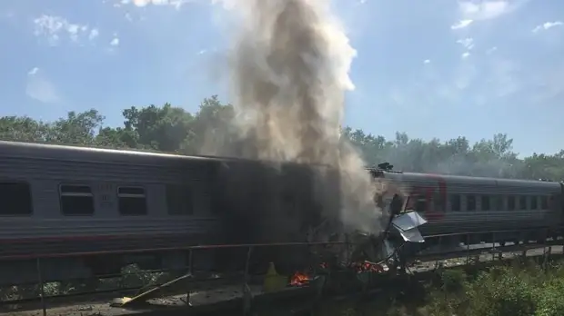 При столкновении грузовика и поезда в Адыгее пострадал один человек