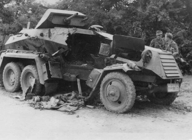 9. Разбитый танками 6-го мк немецкий пушечный бронеавтомобиль.Восточнее с.Красное.Конец июня 1941 г.;