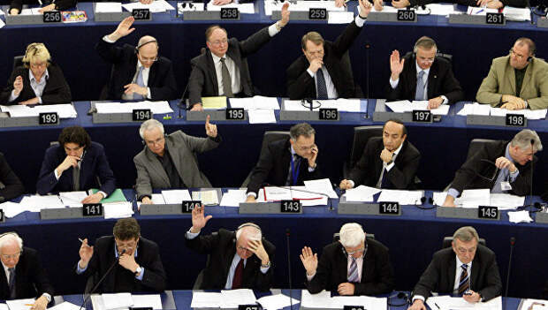 Депутаты Европарламента во время голосования