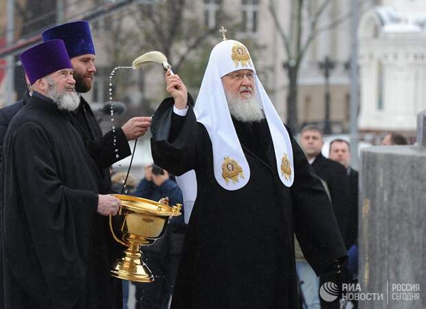 Патриарх Московский и всея Руси Кирилл освящает памятник князю Владимиру