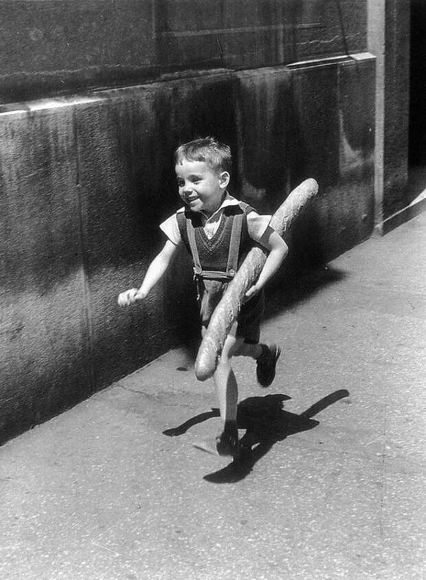 24. Маленький парижанин, 1952 г. архивные фотографии, лучшие фото, ретрофото, черно-белые снимки