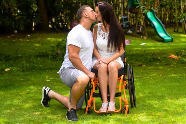 Когда жену парализовало, муж бросил ее одну с четырьмя детьми, но сильная женщина сумела стать на ноги и найти любовь