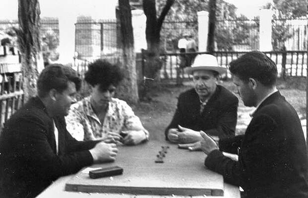 Придя во двор дома, вы решили сыграть в домино с друзьями СССР, Советские люди, советский союз