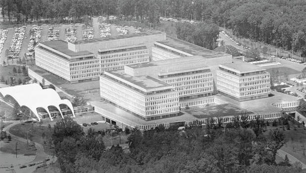 Вид на штаб-квартиру ЦРУ, США. 1962 год Вид на штаб-квартиру ЦРУ, США. 1962 год