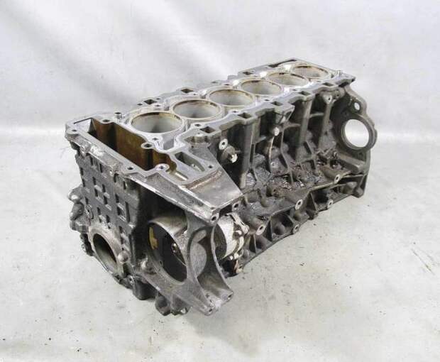 Блок цилиндров – основная деталь в двигателе внутреннего сгорания. | Фото: ebay.com.
