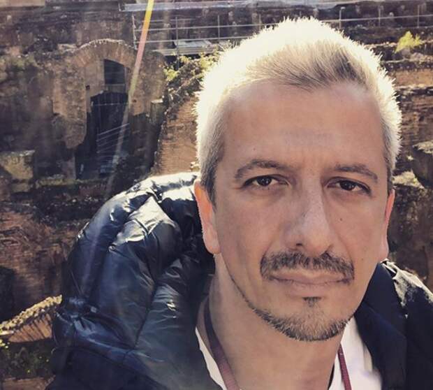 Константин Богомолов провел новогодние каникулы в Риме. "Шлю всю свою энергию, покой и тепло - через тысячи километров - любимому человеку", - подписал он этот снимок Константин Богомолов провел новогодние каникулы в Риме. "Шлю всю свою энергию, покой и тепло - через тысячи километров - любимому человеку", - подписал он этот снимок