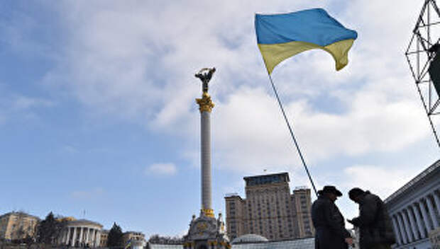 Активисты с украинским флагом на площади Независимости в Киеве. Архивное фото