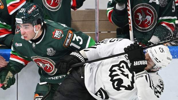 У хоккеиста «Ак Барса» выпало на лёд электронное устройство во время матча с «Трактором»