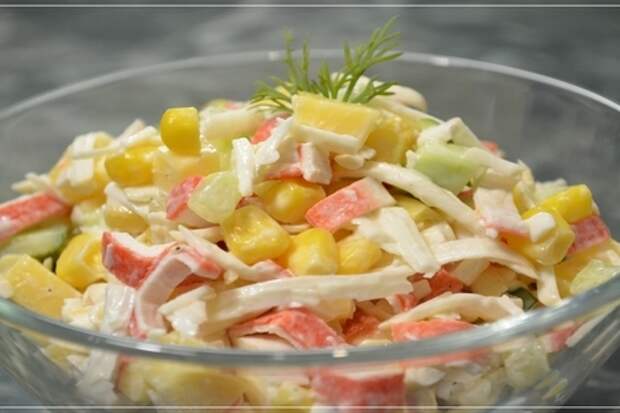 Крабовый салат с кукурузой и сыром – такой простой, такой любимый! 