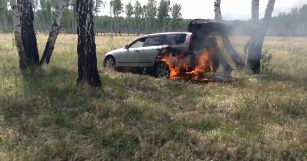 Неудачная поездка за грибами! Как забуксовать и сжечь свой автомобиль volvo, авто, автоприкол, видео, внедорожник, возгорание, пожар, прикол