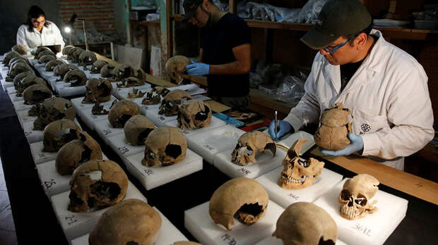 В центре Мехико нашли ацтекскую башню из черепов