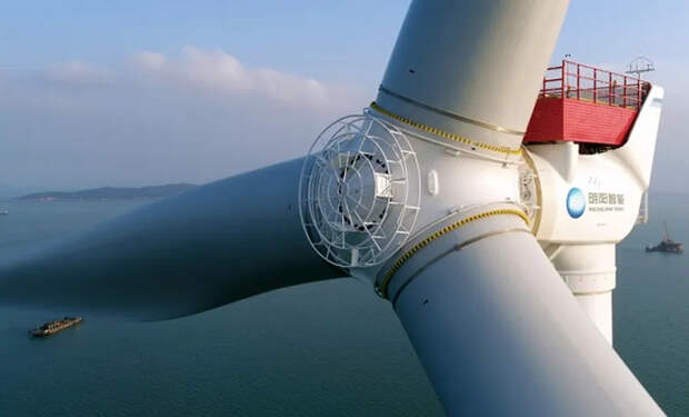 Крупнейшая в мире ветряная турбина. Лопасти длиной 123 метра весят по 54 тонны, а энергии хватит на небольшой город