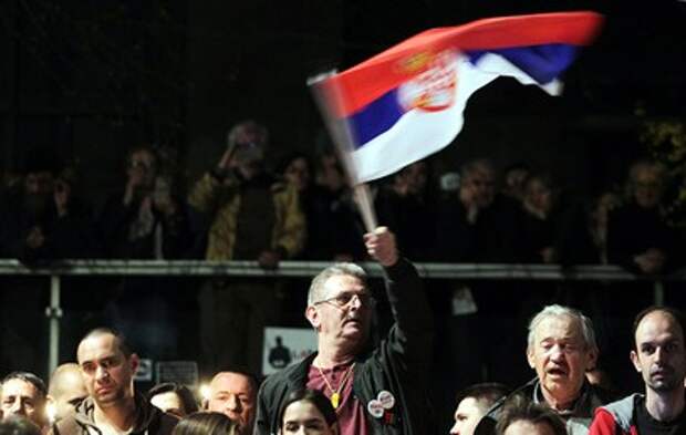 Драки в сербском парламенте переросли в уличные беспорядки