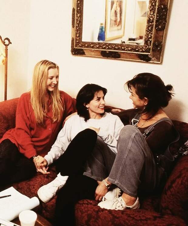 Лиза Кадроу, Кортни Кокс и Дженнифер Энистон в перерыве на съемках телесериала "Друзья", 1990-ые знаменитые люди, неизвестные, фото