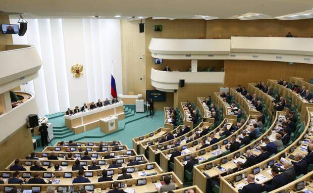 Совет Федерации РФ единогласно утвердил указ президента о введении военного положения в 4 новых...