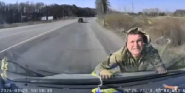 На Волыни водитель провез на капоте представителя ТЦК