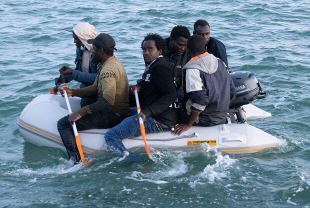 Запрет на продажу лодок не останавливает поток мигрантов через Ла-Манш