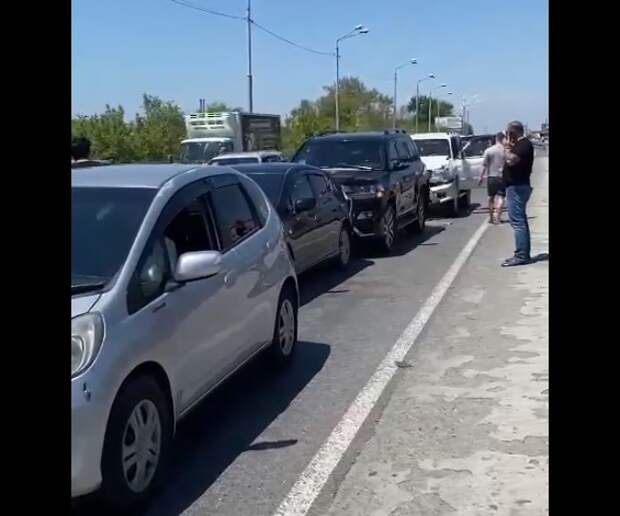 В массовой аварии во Владивостоке четыре машины врезались «паровозиком»