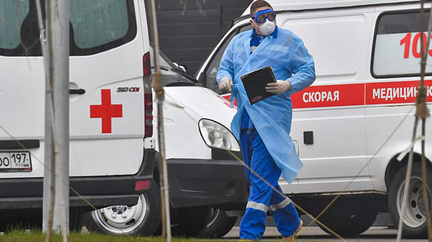 "Что стоишь? Бери газету и помогай бороться с вирусом!": Трудовые будни скорой помощи