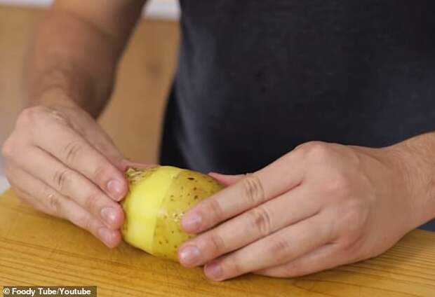 Как быстро и одним движением почистить картошку в мундире