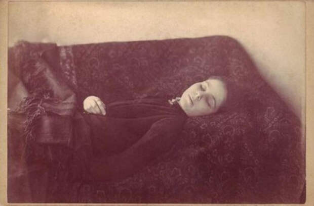 Лоана Кровопийца А вот и еще один вампир, правда несколько странный. Лоана Константинеску верила, что кровь позволяет людям жить вечно, но помогает лишь собственная кровь. Однажды Лоана пожадничала и умерла от потери крови.
