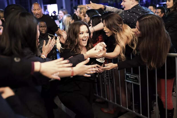 Мелисса Маккарти приветствует зрителей во время вручения премии MTV Movie Awards 2016, 9 апреля 2016 г.