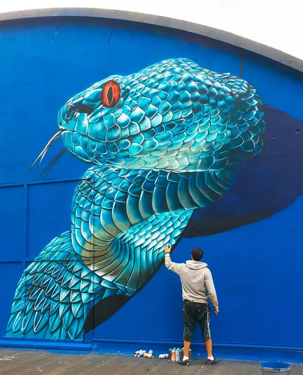 Французский художник превращает обшарпанные углы в невероятно реалистичные объекты