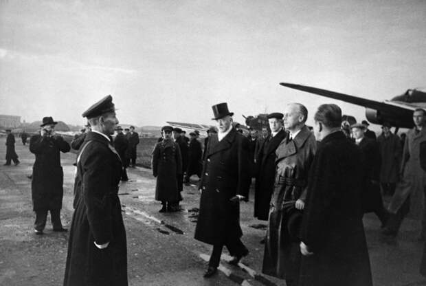 Риббентроп в аэропорту Москвы. 1939 год Фото: © Sovfoto/Universal Images Group/EAST NEWS