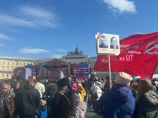 «Песни, которые поддерживают дух»: петербуржцы поделились впечатлениями от концерта на Дворцовой площади