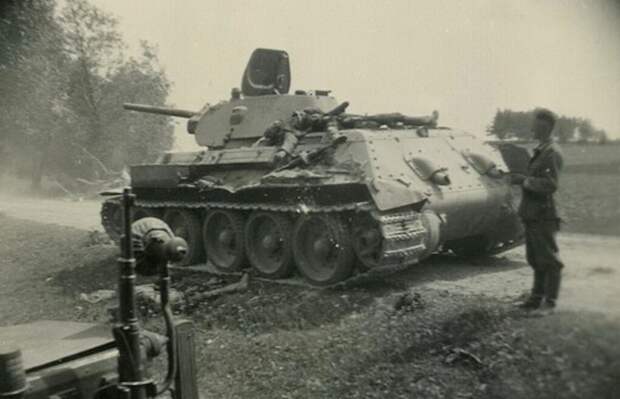 10. Т-34 6-го мк подбитый на дороге Зельва-Волковыск и погибшие танкисты,на броне лежит пулемёт ДТ из которого танкисты отстреливались от наседавшего противника.Конец июня 1941 г.