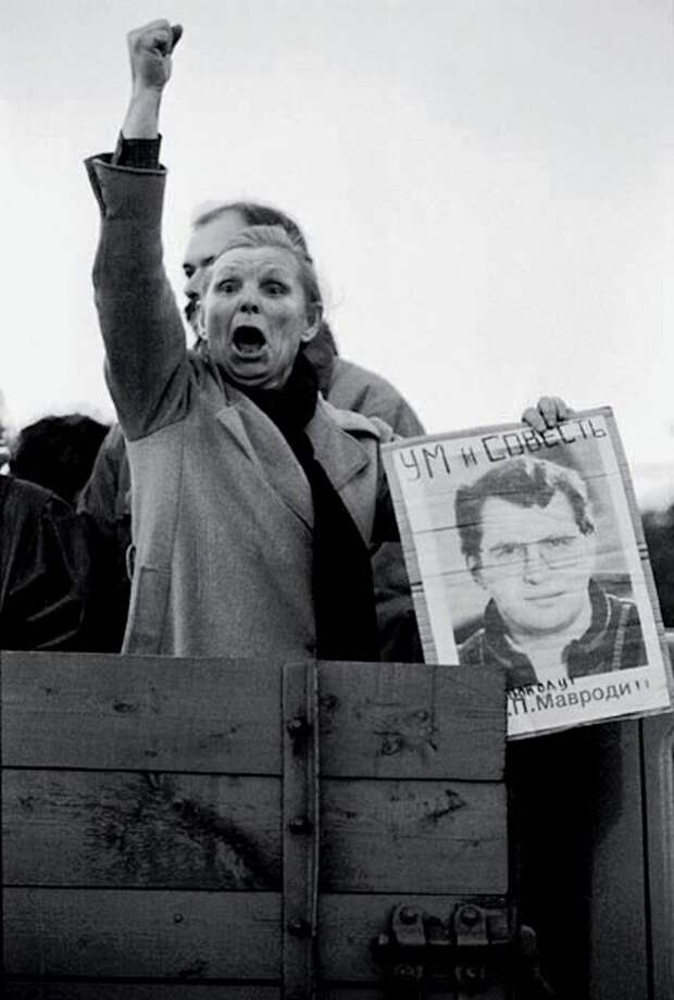 Женщина на митинге в поддержку арестованного Сергея Мавроди, 1994 год. было, история, фото
