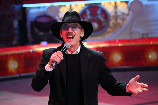 Антиквариат, камины и шикарный вид на Мойку: где живет Михаил Боярский