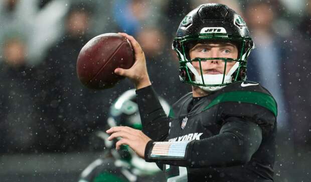 zach wilson throwing a pass