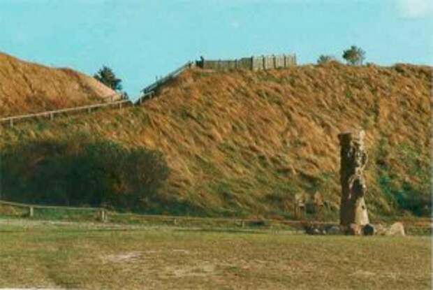 Валы высотой до 13 м, которые когда-то отделяли известный славянский храмовый город от остальной части острова. 