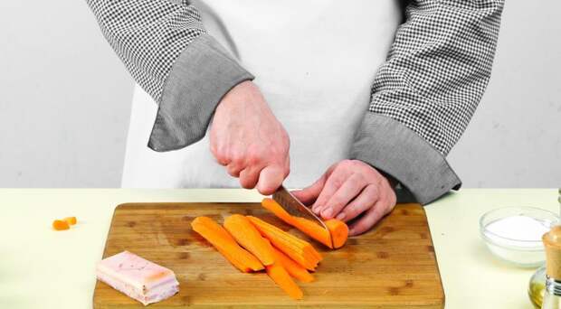 Печенные с салом  картофель и морковь. Шаг 1