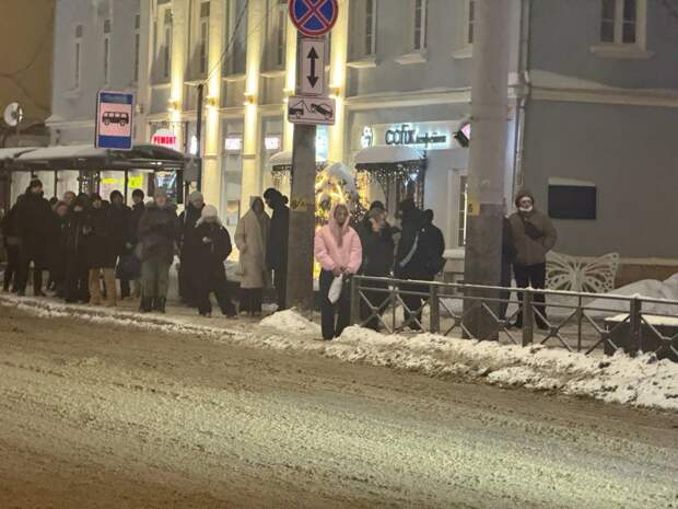 Толпа туляков ждет транспорт на остановке в центре города