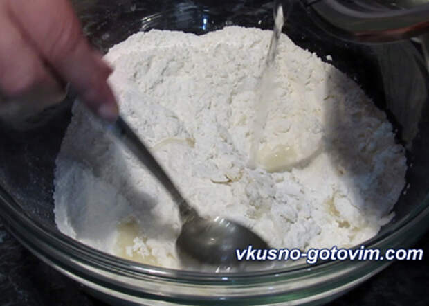 Лепешки заварные с куриной грудкой и твердым сыром - шаг 2