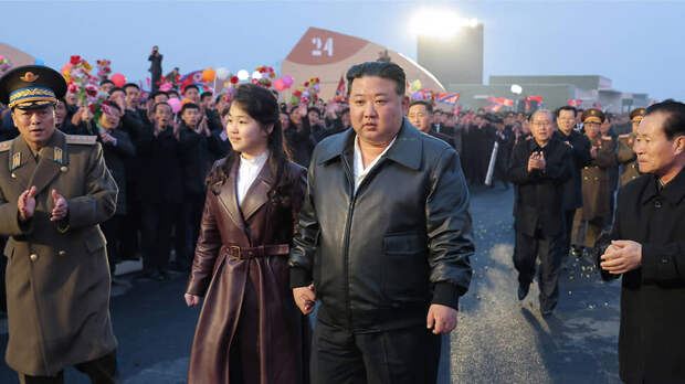 Фото: KCNA / Reuters📷Ким Чен Ын с дочерью Чжу Э