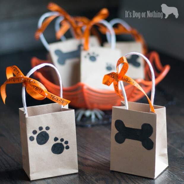 Want to include your furry friend in the Halloween festivities? Try these simple DIY Trick or Treat bags for dogs!