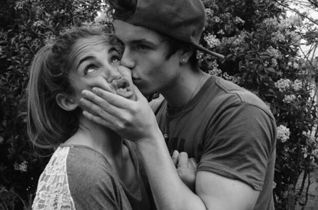 парень целует смешную девушку