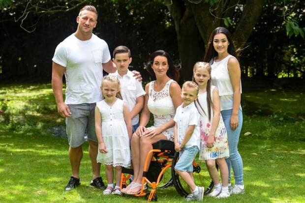 Когда жену парализовало, муж бросил ее одну с четырьмя детьми, но сильная женщина сумела стать на ноги и найти любовь