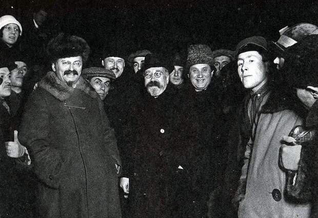Фото открытых источников    Троцкий (Бернштейн), Каменев (Розенфельд) - в очках в центре, рядом в каракулевой шапке улыбающийся Зиновьев (Апфельбаум)- среди своих сторонников