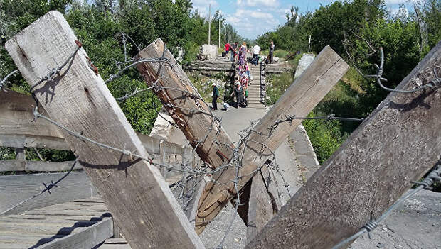 Единственный официальный пункт пропуска между украинской территорией и ЛНР близ Станицы Луганской. Архивное фото