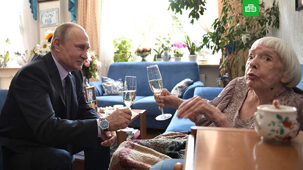 Путин наградил Алексееву за достижения в правозащитной деятельности